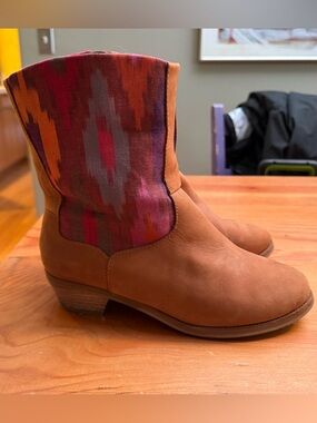 Reef Women's Tan Suede Ankle Boots with Pink Accent